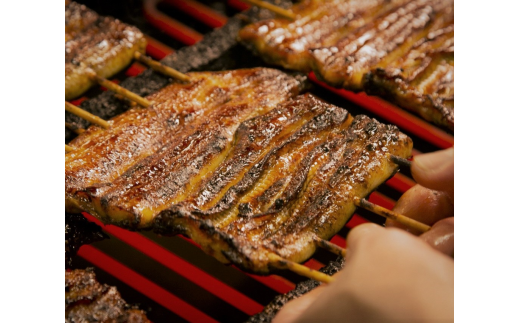 職人が丹精込めて丁寧に焼き上げました。山椒付きのタレが一人前につき2個付いています。