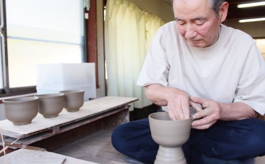 使い手の気持ちを考えながら、丁寧に作陶する工房瑞穂・清水紀之さん。