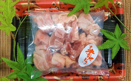 肉質はきめ細かく、ほどよい歯ごたえと地鶏の旨味、そしてジューシーな美味しさがあります。