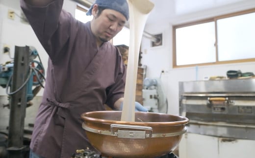 ３代目の正道さん、家族みんなで協力してお菓子を作っています。