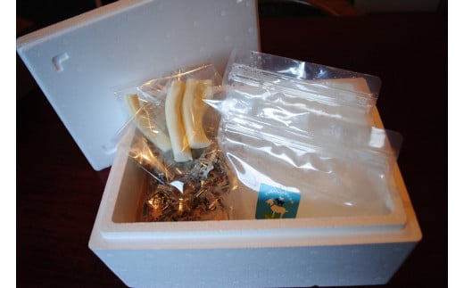 発泡スチロールの箱に丁寧に詰めて、クール便でお届けします。