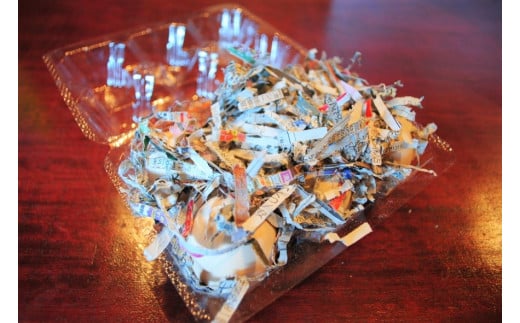 卵は割れないように、緩衝材として新聞を小さく切って入れています。