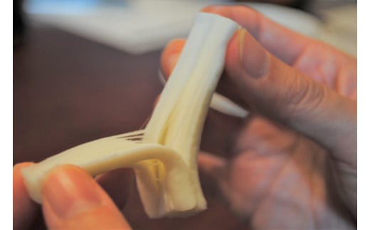 もっちりと割けるストリングチーズ（牛乳）