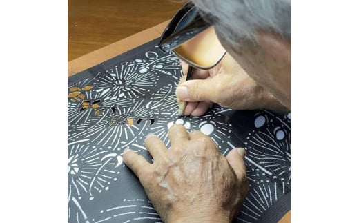 琉球紅型の柄生まれたモノトーン・カシュクールドレス（セミ