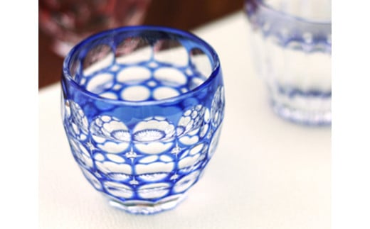 伝統工芸士作カガミクリスタルの江戸切子 冷酒杯〈紫陽花〉T535-2684-CCB【日本酒 グラス キレイ 上品 お祝い プレゼント 記念日 ギフト ご褒美 オリジナル 日本土産 クリスタルガラス グラス コップ 伝統 日本製 プレゼント 贈り物 卒業祝い 就職祝い 記念品 贈答品 父の日 母の日】