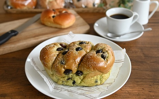 菓子生地に抹茶を練りこんだもの。ほんのり抹茶の風味に黒豆のやさしい甘みがよく合います。