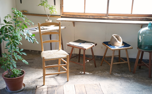 椅子 い草座面の素朴な椅子 手作り 木製 【Ojn Handmade Hut】 新潟県 出雲崎町