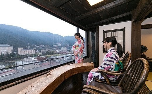 一部屋ごとにインテリアが異なる客室も女性に好評で、温泉街の夜景がとても綺麗です。