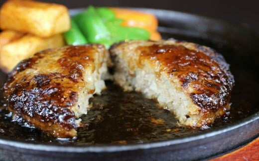 熊本県産の100％赤牛を使用した贅沢なハンバーグです。