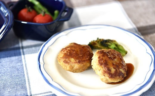 付属の特製ソースがお肉の味を一層引き立てますよ！