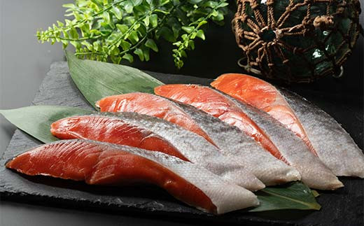 【4か月連続定期便】天然のおいしい甘塩紅鮭 厚め 7切れ 低温熟成 鮭 小分け 海鮮 さけ サケ 鮭切身 シャケ 切り身 冷凍 おかず 弁当 あいちょう ご当地 釧路 道東 定期便 F4F-8632
