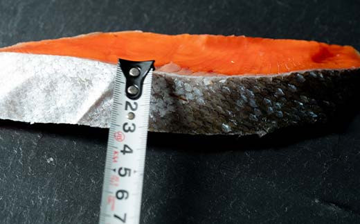 【4か月連続定期便】天然のおいしい甘塩紅鮭 厚め 7切れ 低温熟成 鮭 小分け 海鮮 さけ サケ 鮭切身 シャケ 切り身 冷凍 おかず 弁当 あいちょう ご当地 釧路 道東 定期便 F4F-8632