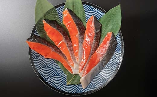 【4か月連続定期便】天然のおいしい甘塩紅鮭 厚め 7切れ 低温熟成 鮭 小分け 海鮮 さけ サケ 鮭切身 シャケ 切り身 冷凍 おかず 弁当 あいちょう ご当地 釧路 道東 定期便 F4F-8632