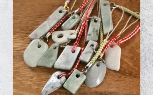 糸魚川翡翠のストラップ 1点【新潟県 いといがわ ひすい 根付 ヒスイ】