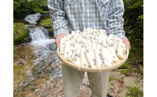 標高600mの冷涼な気候の自然が育む、きれいな水・地元産のヒメノモチで、おいしいお餅を作っています。