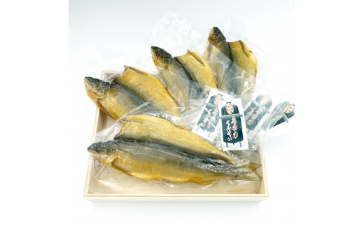 琵琶湖産の鮎燻製  約160g×４匹セット ( 鮒 鮒ずし ふなずし 発酵食品 お茶漬け おすすめ おつまみ 珍味 酒の肴 寿司 子持ち 燻製 名物  滋賀県 竜王 琵琶湖 送料無料 )