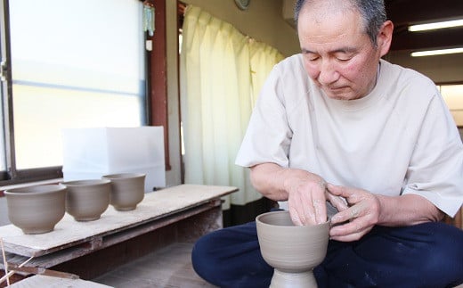 使い手の気持ちを考えながら、丁寧に作陶する工房瑞穂・清水紀之さん。