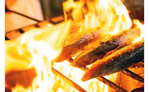 藁焼きすることで香ばしく香り豊かに焼きあがります