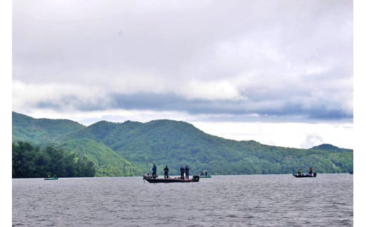 「時間があればプライベートでも釣りに出たい湖」とトッププロをうならせる野尻湖でのバスフィッシング。ぜひ満喫してください。
