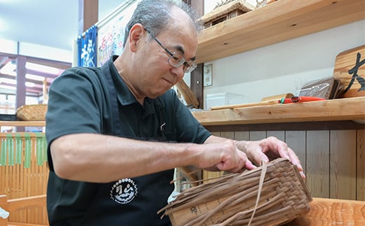 FYN9-835 山形県西川町 大井沢産 山葡萄籠 山ぶどうのつるカゴ バック小（約縦 18cm×横 26cm×まち 10cm 取っ手 12cm） 蔓籠 手作り 職人 やまぶどう 国産 月山 民芸品 伝統工芸品