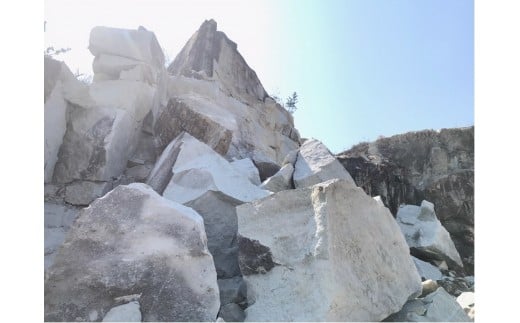 竜山石の植木鉢　〇 〇 ２個セット　　それぞれ黄色か青色を選んで備考欄にお書きください。　優しい肌ざわり　上品と素朴の共存　優しい　柔らか　重厚保感　高級感　ハイアロクラスタイト　稀な石