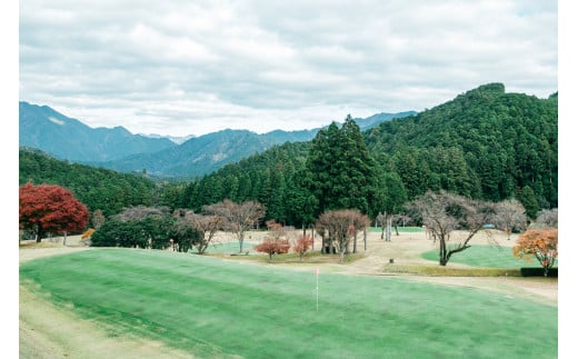 奈良 ゴルフ 休日ペア利用券 池の平ゴルフ場 下北山村 大自然 旅行 施設利用券 利用券 トラベル スポーツ チケット