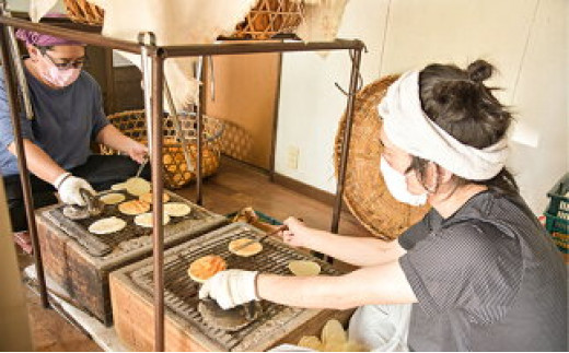 【老舗　本橋煎餅店】堅焼き塩せんべい( 唐辛子 入)20枚入り 炭火焼