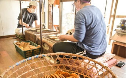 【老舗　本橋煎餅店】堅焼き塩せんべい25枚入り 炭火焼