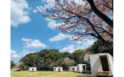 スノーピーク土佐清水キャンプフィールド宿泊券（1泊 大人2名）～住箱フルパッケージプラン～旅行券 トラベル 限定Tシャツ2枚＆エコカップ2個の特典付【R00738】