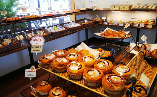 惣菜パンから菓子パンまで焼きたてのパンが並んでいる店内