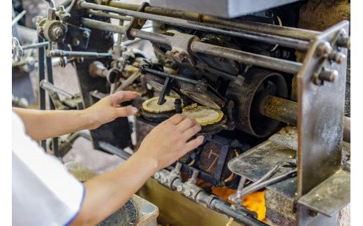 南部鉄の皿に乗せ、１枚ずつ手焼き。この窯でなければ羽沢製菓の味は出ません。