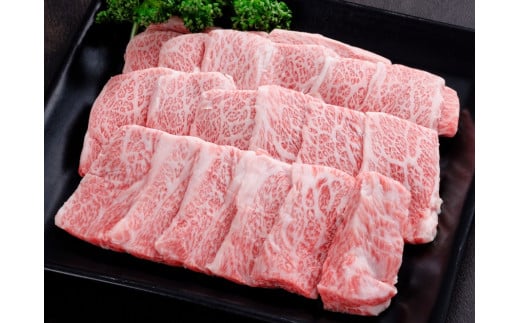 【千屋牛上カルビ】カルビはアバラ周辺のバラ肉のこと。肉質はやや固めですが旨味が強く、サシが細かいのでやわらかく感じます。焼肉用。