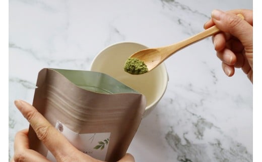 【 マツリカサボン 】 りらく茶 （よもぎ・松の葉・すぎなの3種の粉末ブレンド茶） ６袋セット / 数量限定 国産 岡山 真庭 農薬不使用 粉末 ブレンド茶 ノンカフェイン デカフェ ヨモギ 松の葉 スギナ MATSURIKA SAVON (MATSU-10) 【savon004-01】