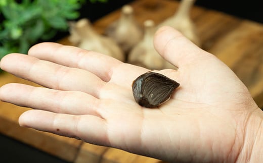 【青森県産】 熟成黒にんにく 1kg (250g×4) ≪修清≫ 青森にんにく にんにく ニンニク ガーリック 黒ニンニク 日本一 産地 小分け 青森 中泊町 F6N-073