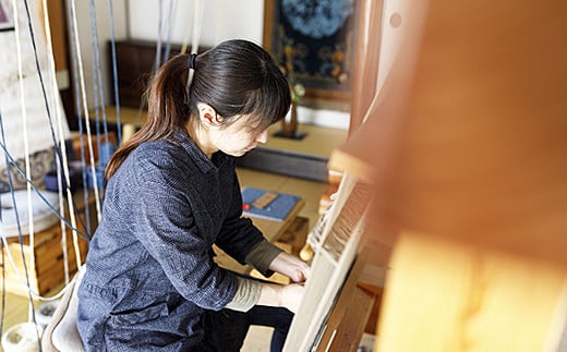 鍋島緞通【手織り】50×80cm 蟹牡丹文縁七宝山形花あさぎ：C510-015