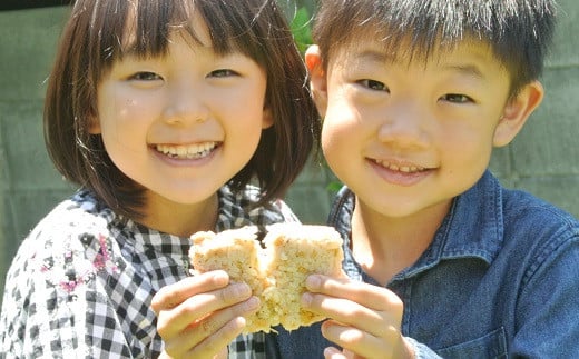 「イシイの佰にぎり」は、湯煎でお好みの固さにあたためて食べられるので、アウトドアにもぴったり。