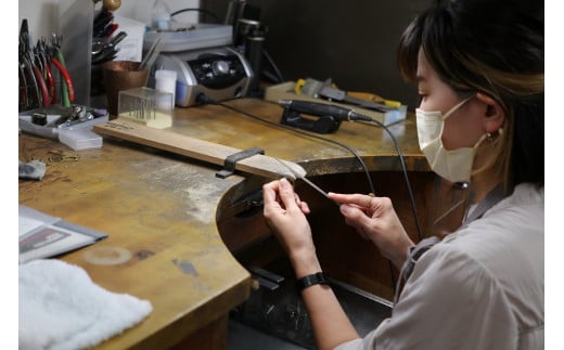 作業場を併設したサロンで、直接職人と相談しながらお客様やジュエリーに最適な方法をご提案させて頂きます。