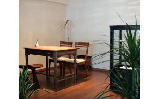 作業場を併設したサロンで、直接職人と相談しながらお客様やジュエリーに最適な方法をご提案させて頂きます。