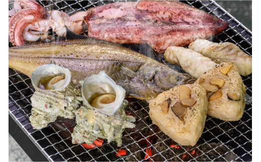 BBQに最適！ 誰でも簡単に焼ける サザエ＆白イカ＆干物セットに、 サザエご飯のおにぎり付き 4人用 ※万能ダシ付き　UO01032