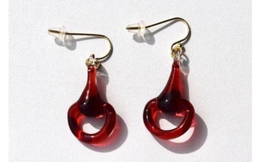 オリジナルアクセサリー ハーフビットピアス RED　(イヤリングに変更可)