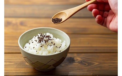 そのままご飯やサラダにふりかけて、擦ってドレッシングや和え物に混ぜて、食感がクセになる美味しさです。