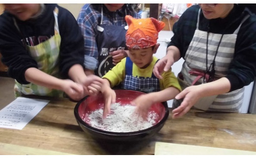 そば粉と水を混ぜ、生地を作ります。