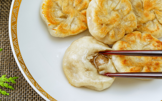 本場の味 生地から手作り  エクスプローア 焼き小籠包(１２個）・焼き棒餃子（１５本）・彩り水餃子（１０個）セット【手作り 本場の味 焼き小籠包 焼き棒餃子 彩り水餃子 エクスプローア 生地から 国産豚肉 野菜使用 コラーゲンスープ 蒸し小籠包 香ばしい 焼き方 おつまみ 簡単に焼ける 白くて丸い プリプリ 彩 ほうれん草 にんじん】