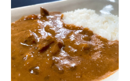 レトルトカレー「スパイス猪カレー」は、大きな猪肉が頃ゴロッと入っています。一袋240g入り。目安は1人前です。