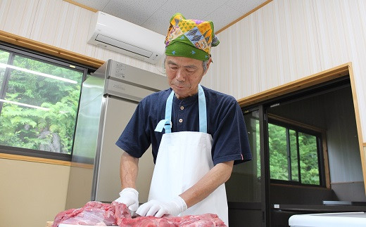 談酒館の代表・藤田義晴さんは猟師でありながら、捕獲した鹿肉の処理、精肉加工まですべてを行なっています。