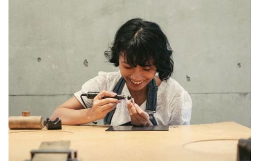 リングサイズをカットして、輪にして、表面仕上げを施し、磨き上げて完成です。