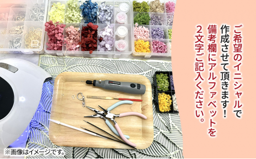 [№5695-1553]ハンドメイド イニシャルチャーム 2個セット おしまちゃん入り