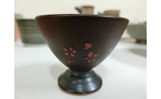 7.-(9) 内原野焼の陶胎漆器　杯・小(黒・赤)