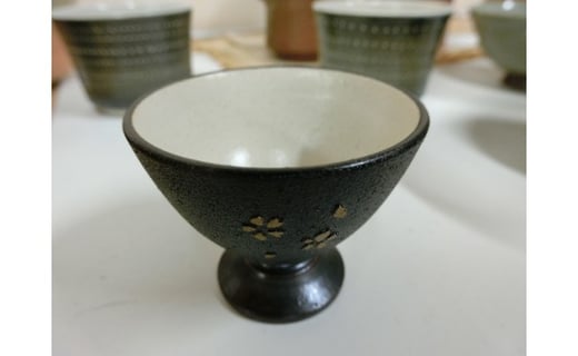 7.-(9) 内原野焼の陶胎漆器　杯・小(黒・赤)