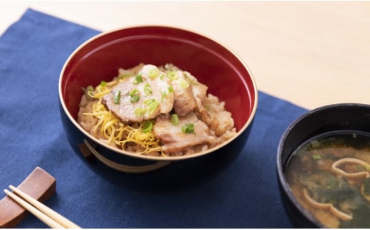 角煮丼　盛り付け例